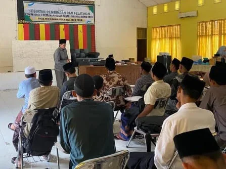 Direktur Pascasarjana IAIN Langsa Memberikan Tips Belajar Kitab Kuning Praktis Ke Santri Dayah Se-Aceh Timur
